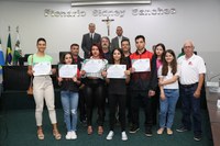 Medalhistas e participantes do Campeonato Brasileiro de Karate recebem homenagem 