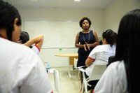 Requerimento verifica a disponibilidade de cursos de capacitação para mulheres inseridas em programas sociais